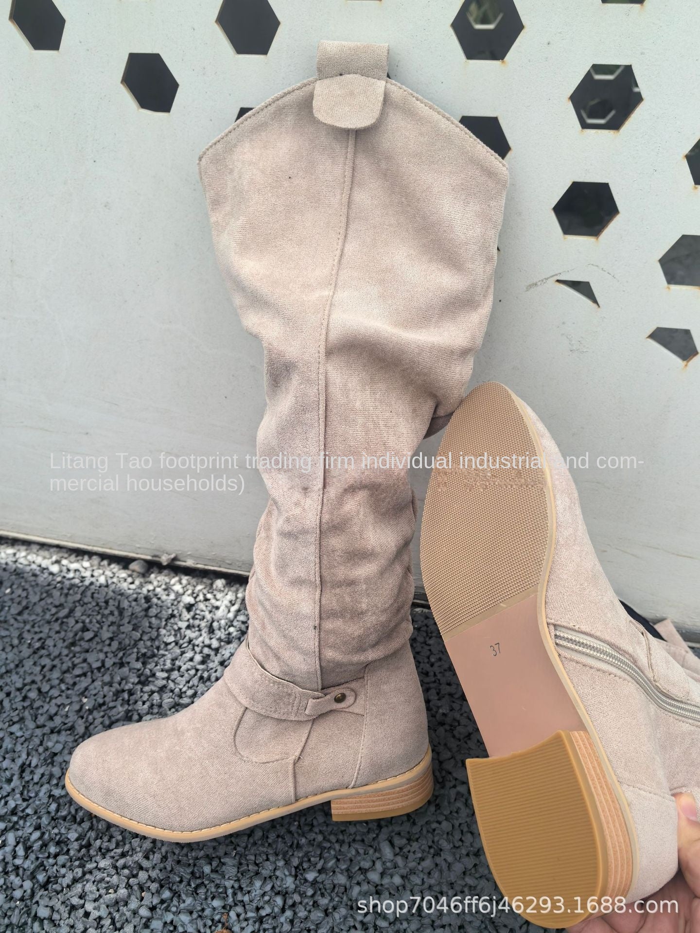 Round-toe suede boots product detail